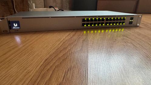 Ubiquiti UniFi USW-24-POE Switch, Computers en Software, Netwerk switches, Gebruikt, Ophalen of Verzenden