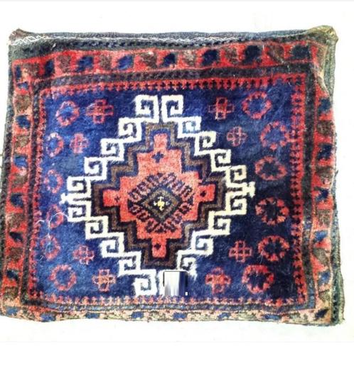 Antieke Tapijtjes Karpet Kleed Kussen is gemaakt van Tapijt, Antiek en Kunst, Antiek | Kleden en Textiel, Ophalen of Verzenden