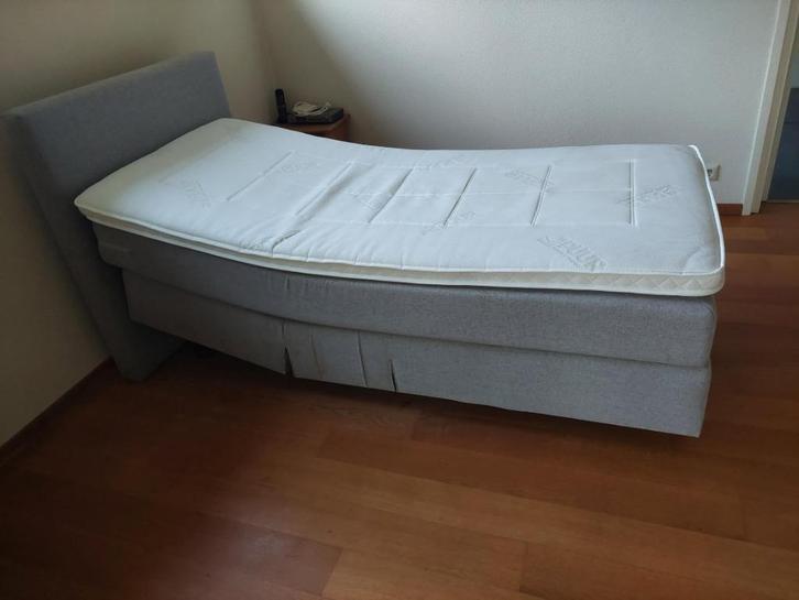 Electrische eenpersoons boxspring, Huis en Inrichting, Slaapkamer | Bedden, Gebruikt, Eenpersoons, 90 cm, 210 cm, Stof, Grijs