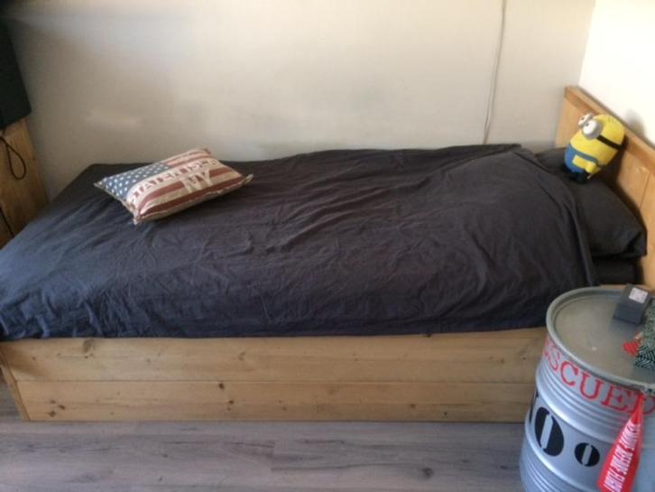 Stoer steigerhouten bed 1-persoons, Kinderen en Baby's, Kinderkamer | Bedden, Zo goed als nieuw, 180 cm of meer, 85 tot 100 cm
