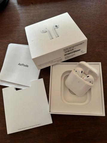Airpods with Wireless Charging Case (Used, with Box) beschikbaar voor biedingen