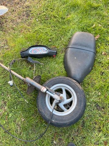 piaggio / gilera typhoon voorvork zadel teller stuurkap beschikbaar voor biedingen