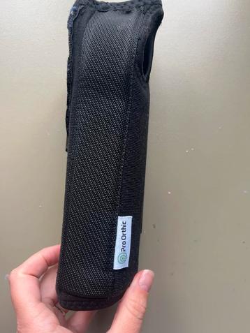 Polsbrace met spalk beschikbaar voor biedingen