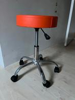 Oranje kapperskruk, verstelbaar en in goede staat, Huis en Inrichting, Bureaustoelen, Ophalen, Zo goed als nieuw, Oranje, Bureaukruk