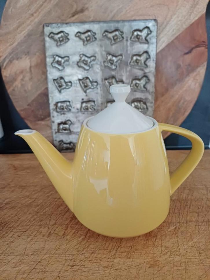 Zeldzame Theepot van Regout in pastel eigeel, Antiek en Kunst, Antiek | Servies los, Verzenden