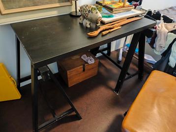 Mooi Ikea bureau zwart. Ophalen Groningen stad  beschikbaar voor biedingen