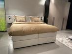 Luxe boxspring met royaal hoofdbord vlak, Ophalen, Crème, Sommelsdijkse haven 19, Visser Meubelen