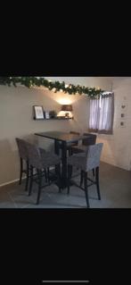 Hoge stoelen + tafel, Ophalen, Zo goed als nieuw