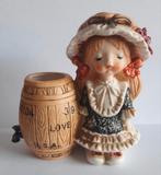 Keramische beeldje meisje naast een ton door NAKA, Ophalen of Verzenden, Zo goed als nieuw, Mens