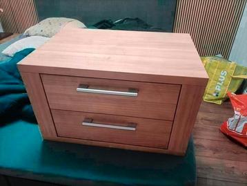 Twee maal leuke nachtkastje ziet foto  beschikbaar voor biedingen