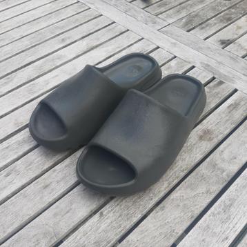 Yeezy Slide Granite 42  beschikbaar voor biedingen