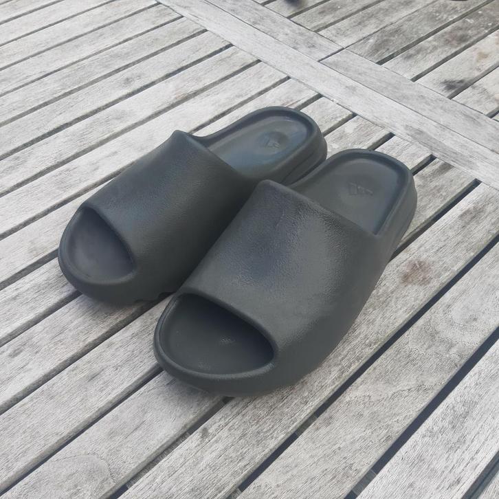 Yeezy Slide Granite 42, Kleding | Heren, Schoenen, Zo goed als nieuw, Overige kleuren, Ophalen of Verzenden