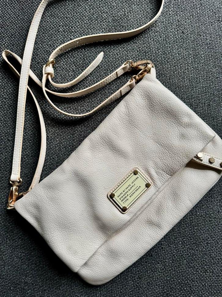 Marc Jacobs Envelop Tas Beige Leer, Sieraden, Tassen en Uiterlijk, Tassen | Damestassen, Gebruikt, Schoudertasje, Beige, Ophalen of Verzenden