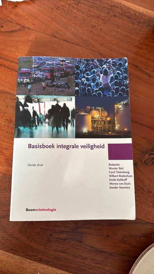 Basisboek integrale veiligheid, Boeken, Politiek en Maatschappij, Zo goed als nieuw, Maatschappij en Samenleving, Nederland, Ophalen of Verzenden