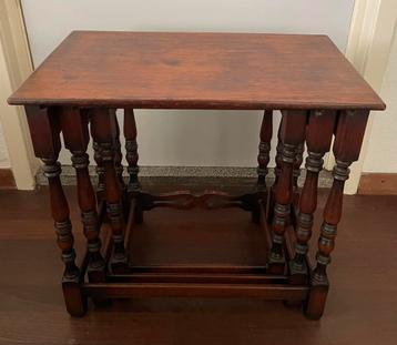 Antieke mimiset / set van 3 bijzettafeltjes beschikbaar voor biedingen