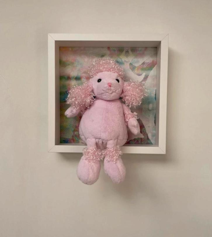 Schattige unieke roze poedel in lijst, Kinderen en Baby's, Kinderkamer | Inrichting en Decoratie, Nieuw, Wanddecoratie, Ophalen of Verzenden