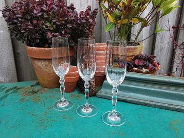 Vintage champagne glazen flutes mooi geslepen hoge  Miekje beschikbaar voor biedingen