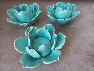 3 waxinelichthouders in de vorm van een lotusbloem  beschikbaar voor biedingen