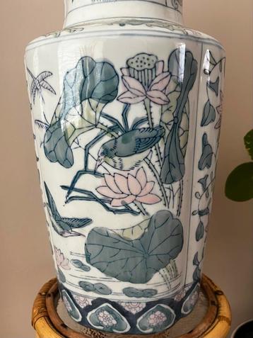 Vintage Chinese Vaas Lotusbloem beschikbaar voor biedingen
