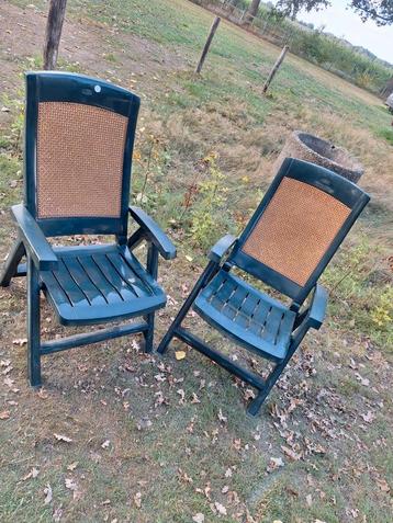 Twee inklapbare tuinstoelen beschikbaar voor biedingen