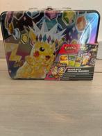 Pokémon TCG Stellar Pikachu Collector Chest, Ophalen of Verzenden, Nieuw, Overige typen, Foil