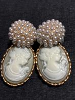 Vintage Camee Oorbellen met Parelmoer, Sieraden, Tassen en Uiterlijk, Oorbellen, Overige materialen, Hangers, Beige, Ophalen of Verzenden