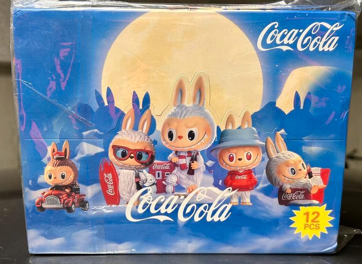 Coca Cola , Labubu, doos met 12 stuks, ongeopend, Verzamelen, Poppetjes en Figuurtjes, Nieuw, Ophalen of Verzenden
