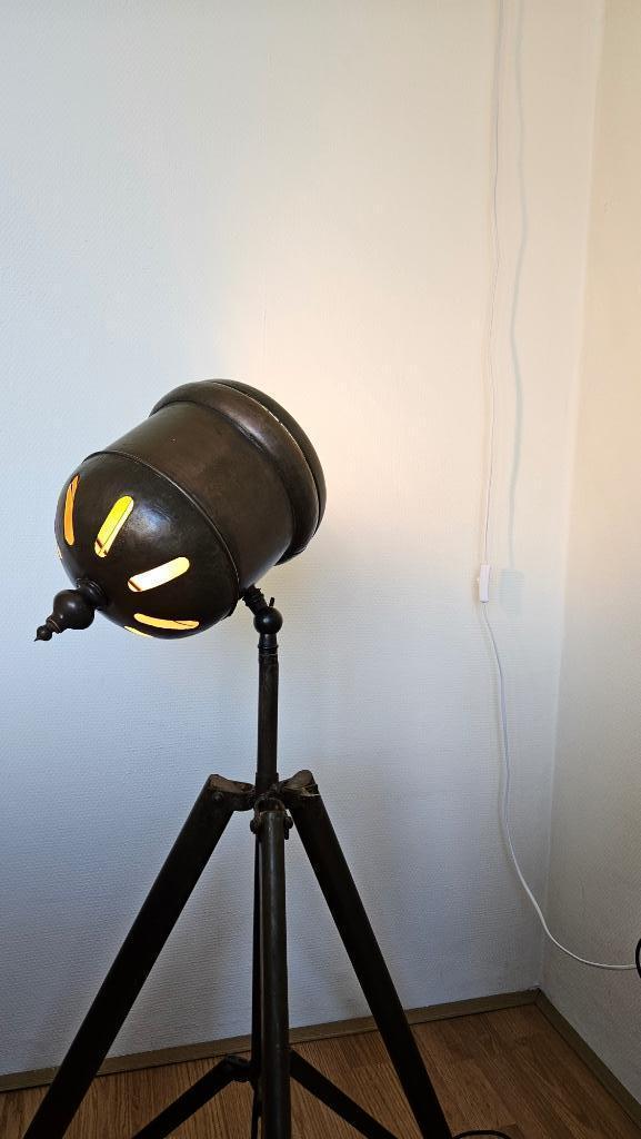 Industriele vloerlamp op driepoot - brons en draaibaar, Huis en Inrichting, Lampen | Vloerlampen, Zo goed als nieuw, Minder dan 100 cm