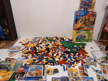 Ca. 7 kilo lego mix met boekjes en enkele dozen beschikbaar voor biedingen
