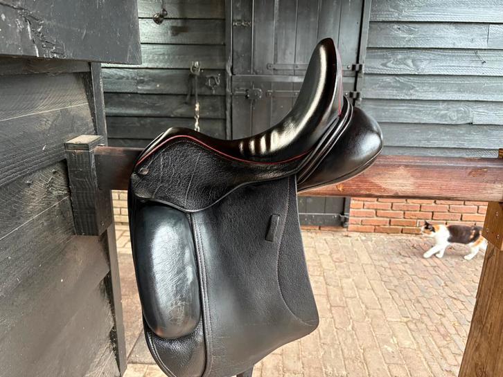 Custom Everest R dressuurzadel 17 inch, Dieren en Toebehoren, Paarden en Pony's | Zadels, Dressuur, Ophalen of Verzenden