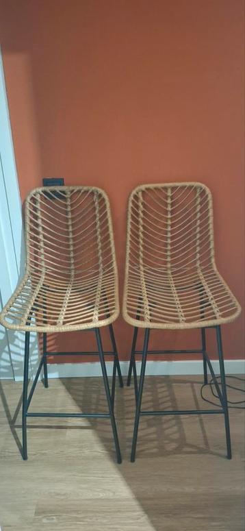 Twee boho-stijl Barkrukken met Rugleuning beschikbaar voor biedingen