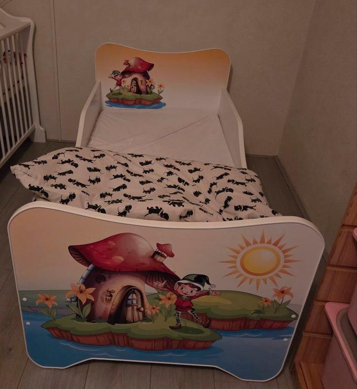 Leuk kinderbed met vrolijke kabouter-print, Kinderen en Baby's, Babywiegjes en Ledikanten, Zo goed als nieuw, Ledikant, Ophalen