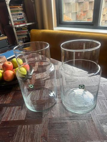 2 glazen vazen beschikbaar voor biedingen