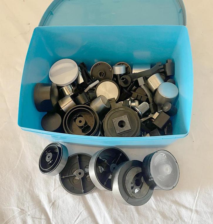 Bakje met knopjes en voetjes, Hobby en Vrije tijd, Knutselen, Gebruikt, Knutselwerk, Ophalen of Verzenden