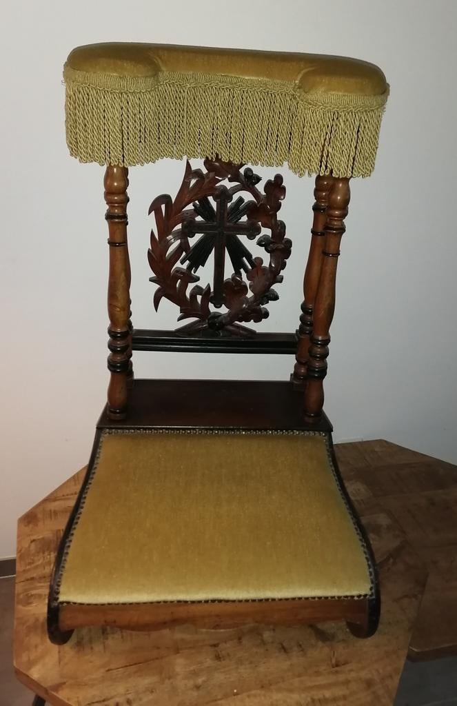 Antiek gebedsstoeltje met houtsnijwerk, Ophalen