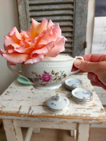 Lief vintage suikerpotje met bloemetjes beschikbaar voor biedingen