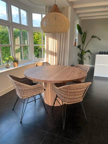 Jouw perfecte ronde eiken tafel met ‘latjespoot’ beschikbaar voor biedingen