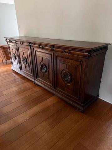 Antiek Frans Dressoir beschikbaar voor biedingen