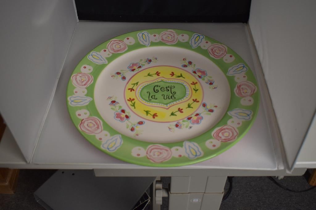 Taartbord Jet C'est la Vie servies, Huis en Inrichting, Keuken | Servies, Nieuw, Overige typen, Overige stijlen, Overige materialen