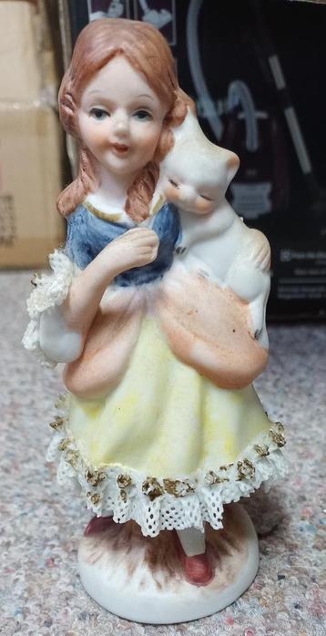 Porseleinen biscuit beeldje meisje met kat beschikbaar voor biedingen