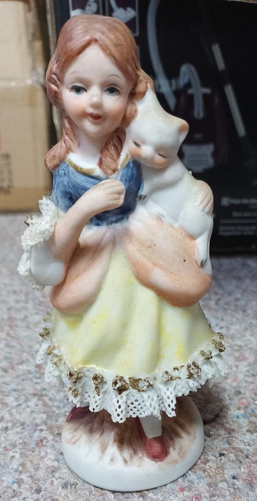 Porseleinen biscuit beeldje meisje met kat, Antiek en Kunst, Antiek | Porselein, Ophalen of Verzenden