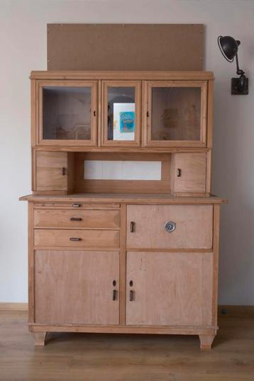 Brocante buffetkast met verlichting en onbewerkt hout  beschikbaar voor biedingen