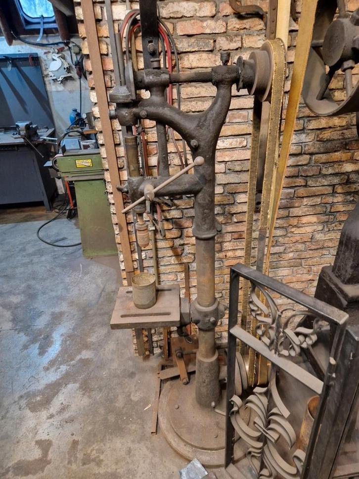 Antieke kolomboormachine riem aangedreven, Antiek en Kunst, Antiek | Gereedschap en Instrumenten, Ophalen