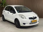 Toyota Yaris 1.0 VVTi +, Auto's, Toyota, Voorwielaandrijving, Gebruikt, 750 kg, Wit