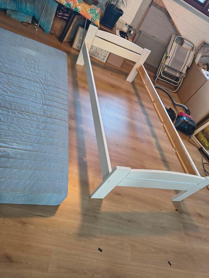 Bed en matras logeer, Huis en Inrichting, Slaapkamer | Bedden, Eenpersoons, 90 cm, Hout, Wit, Ophalen