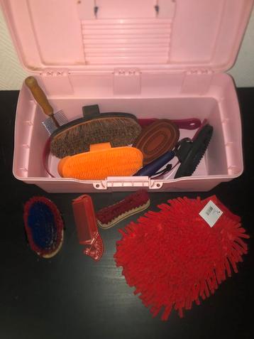 Complete Poetskist met 11 Borstels Harrys Horse Roze beschikbaar voor biedingen