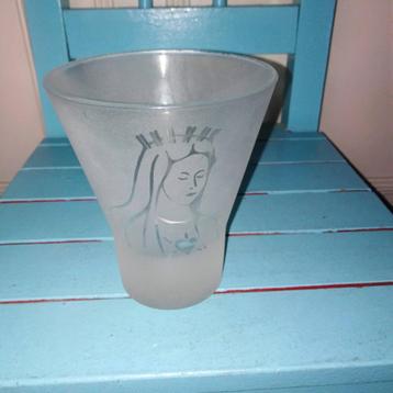 Afbeelding van Maria verwerkt in een mooi glas beschikbaar voor biedingen