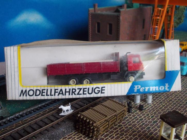 Tatra 815 platte bakwagen met lading - Permot rood NU € 5,-, Hobby en Vrije tijd, Modelauto's | 1:87, Nieuw, Ophalen of Verzenden