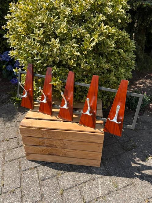 Vintage wandkapstok hout en metaal pastoe stijl met 5 haken, Huis en Inrichting, Woonaccessoires | Kapstokken, Zo goed als nieuw