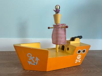 Houten piratenboot met kanon en vlag beschikbaar voor biedingen